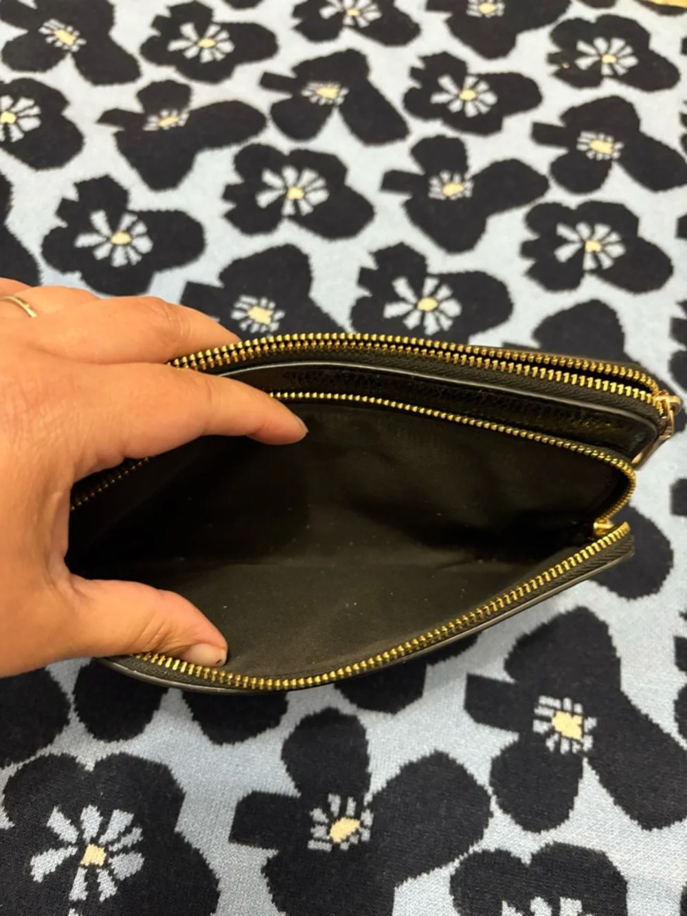 Coach double zip wallet in black pebble leather PREOWNED See Pics